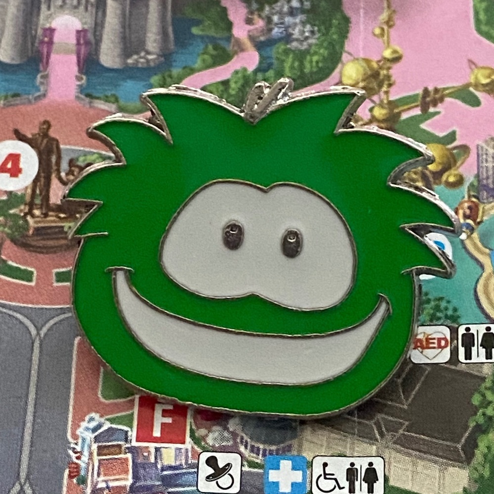 Disney club penguin green puffle pin